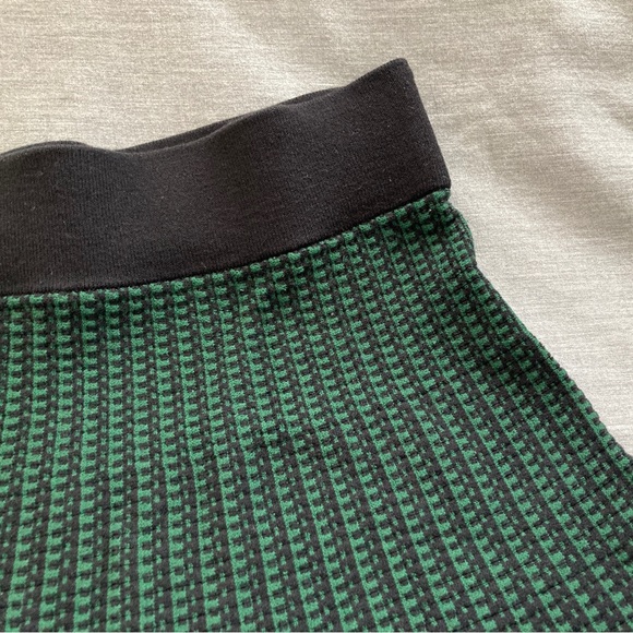Ann Taylor Black/Green Knit Skater Skirt sz 2P - Picture 2 of 5